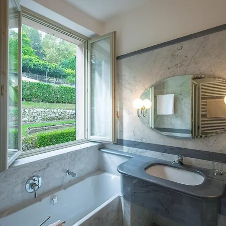 Sleeps 13 With Pool And Air Con