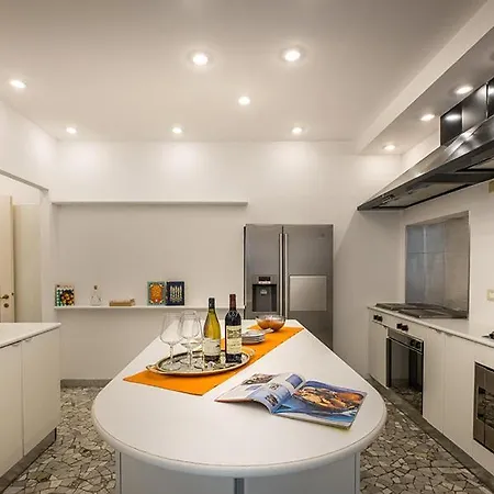 Sleeps 13 With Pool And Air Con Meina